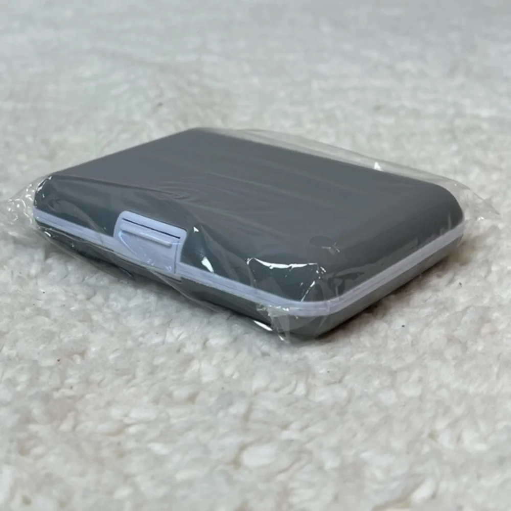 ☀️2/$14☀️Kikkerland Silicone Card ID Case